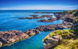 蓝色海岸礁石大海图片