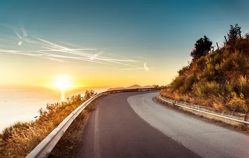 日出下的公路图片