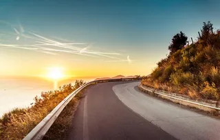 日出下的公路图片