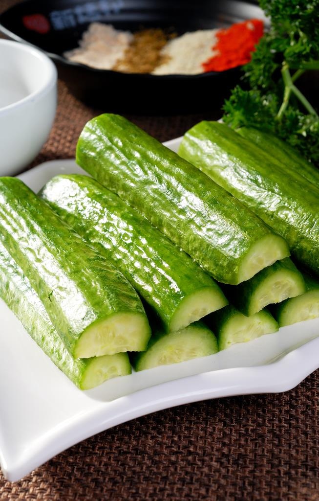 蘸酱乳黄瓜图片