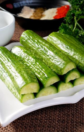 蘸酱乳黄瓜图片