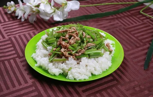 芹菜肉丝盖浇饭图片 芹菜肉丝盖浇饭图片