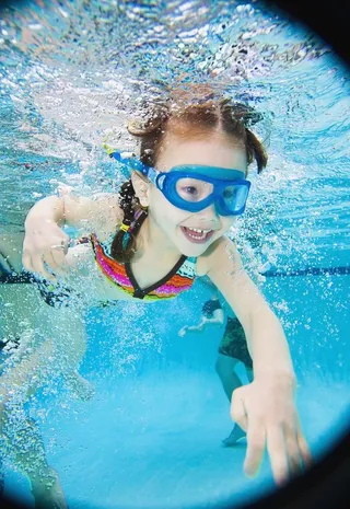 水中游泳的小女孩图片