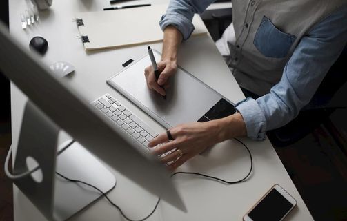 年轻男性设计师工作图片