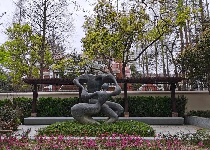 上海新华路 雕塑图片