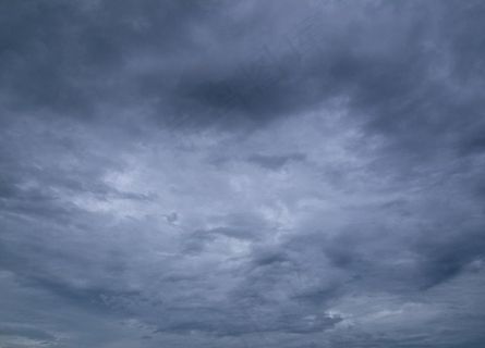 阴云密布的天空图片