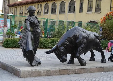 斗牛士比赛雕塑图片