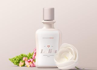 分层 海报 样机 花朵 瓶子 图片