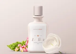 分层 海报 样机 花朵 瓶子 图片