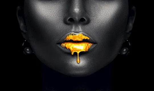 人体彩绘黑背景金嘴图片