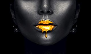 人体彩绘黑背景金嘴图片