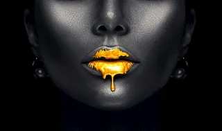 人体彩绘黑背景金嘴图片