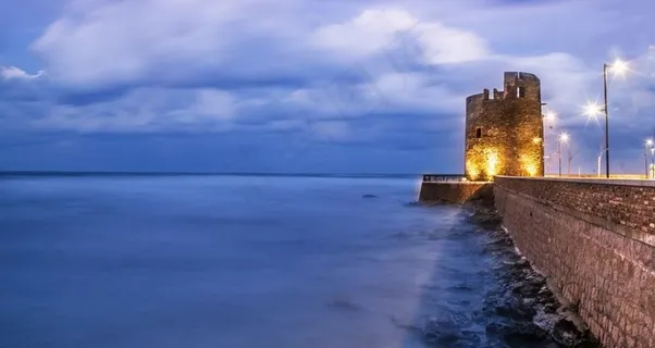 海边码头灯光天空路灯图片