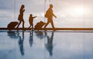 准备出行的人图片