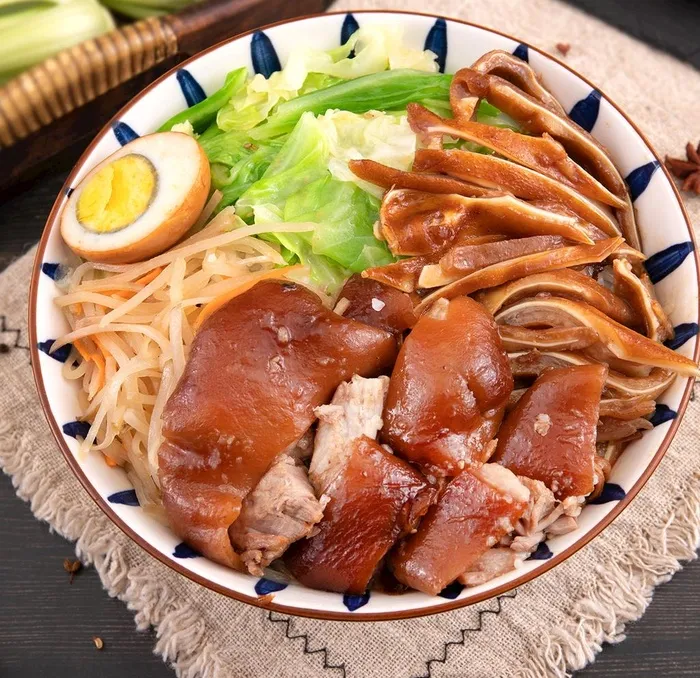 猪耳+猪肘饭图片