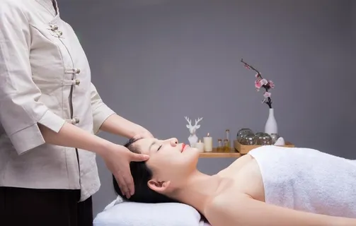 养生SPA甜美美女做头部按摩图片