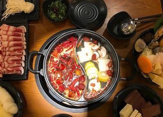 美食鸳鸯火锅图片