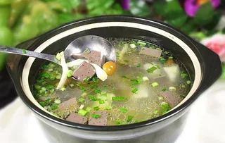 老鹅炖血砂锅图片