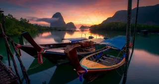 Win11壁纸-多彩的船图片