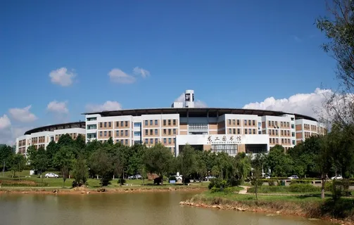 龙岩学院龙工图书馆图片