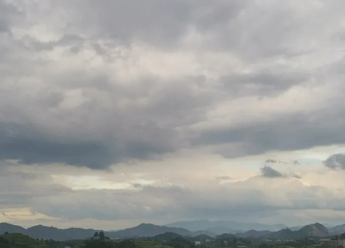 灰色天空图片