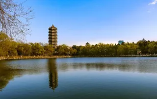 北大未名湖畔图片