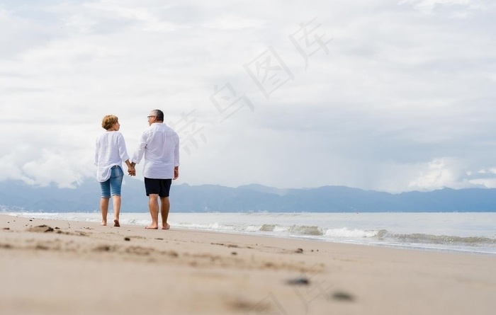 海边散步夫妻图片