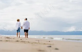 海边散步夫妻图片