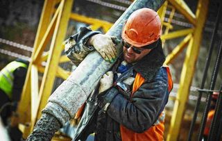 建筑工地工人施工混凝土图片