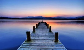 平静湖面日出图图片