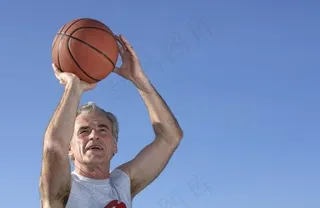 老爷爷打篮球图片