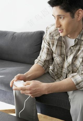 打游戏的男人图片