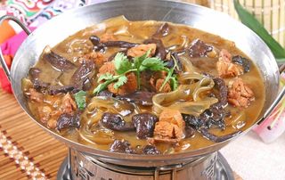 小鸡炖蘑菇粉图片