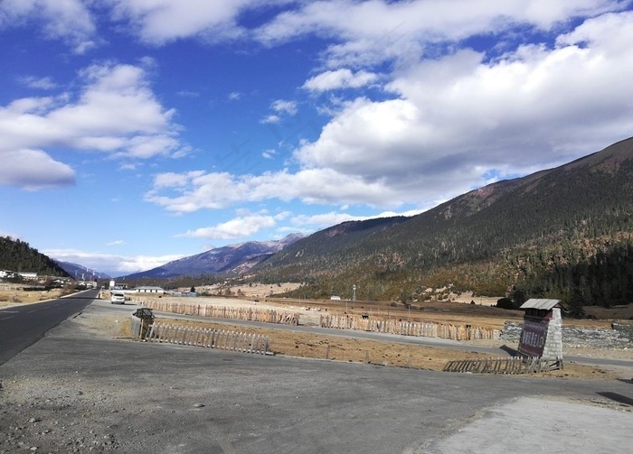 蓝天白云大山山村风景图片