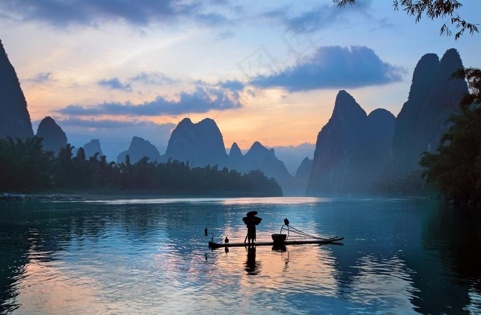 湖中孤舟渔夫山水风景图片