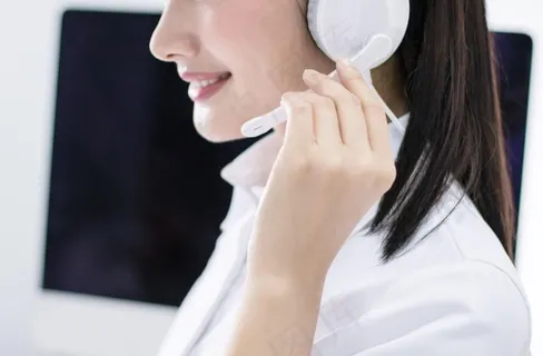 年轻自信的客服接待人员图片 年轻自信的客服接待人员图片