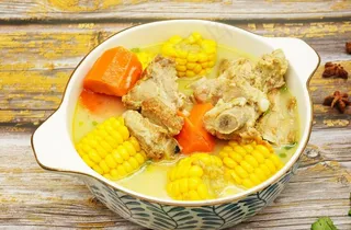 玉米排骨汤特写图片