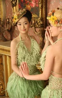 露背女孩艺术照图片