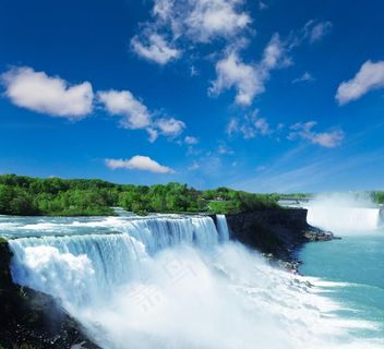 蓝天白云瀑布摄影图片