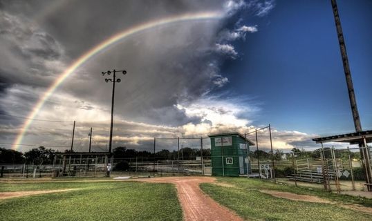 草原 牧场一角 阴晴两重天 彩虹图片