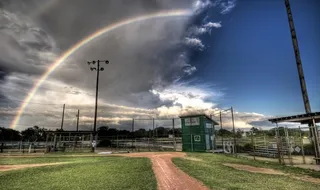 草原 牧场一角 阴晴两重天 彩虹图片