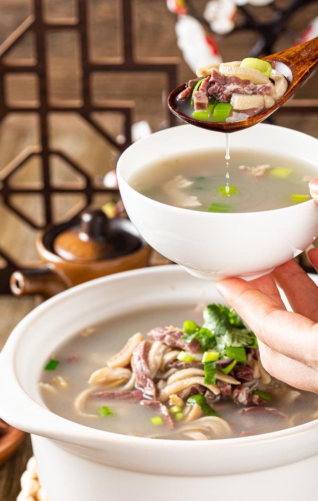 滋补养生羊杂汤美食图片