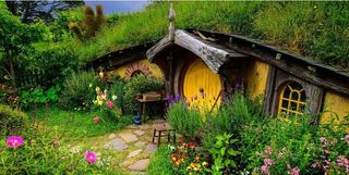 童话绿色山寨小屋图片