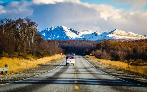 唯美公路上的旅行车图片