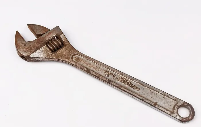 一把生锈的扳手图片