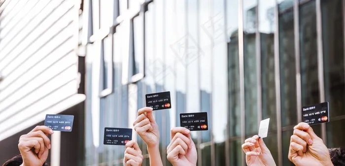 商务团队手持银行卡特写图片