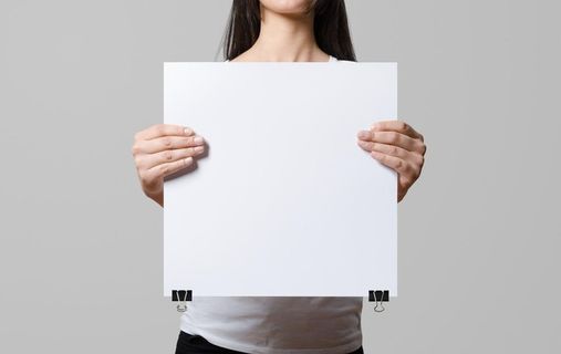 手持海报展示 样机图片