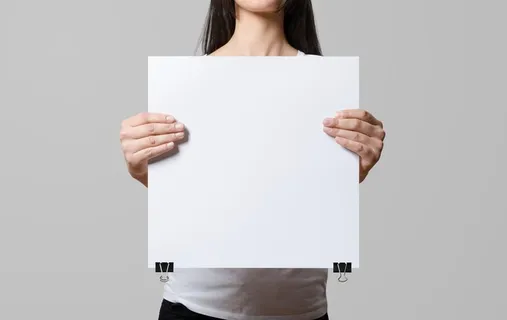 手持海报展示 样机图片