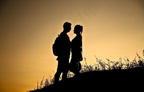 夕阳下情侣剪影图片
