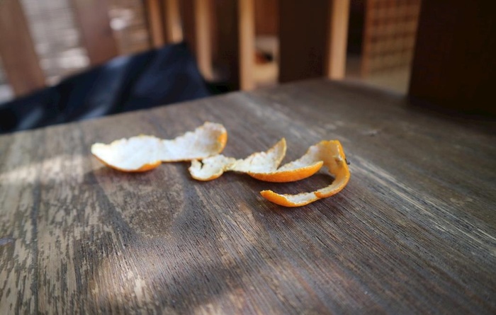 桌上的橘子皮图片